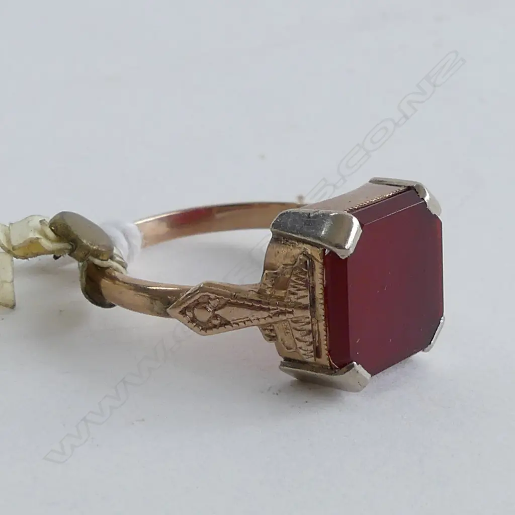 9CT GOLD & SQUARE CUT CARNELIAN RING NEW OLD STOCK W. 4gms Image 1++