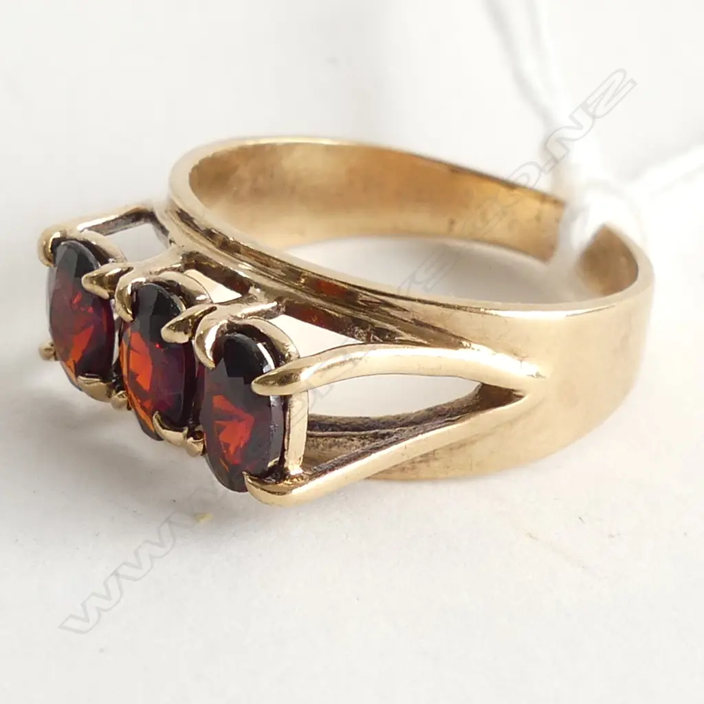 (66) 9CT GOLD & GARNET RING 3.5gm Image 1++