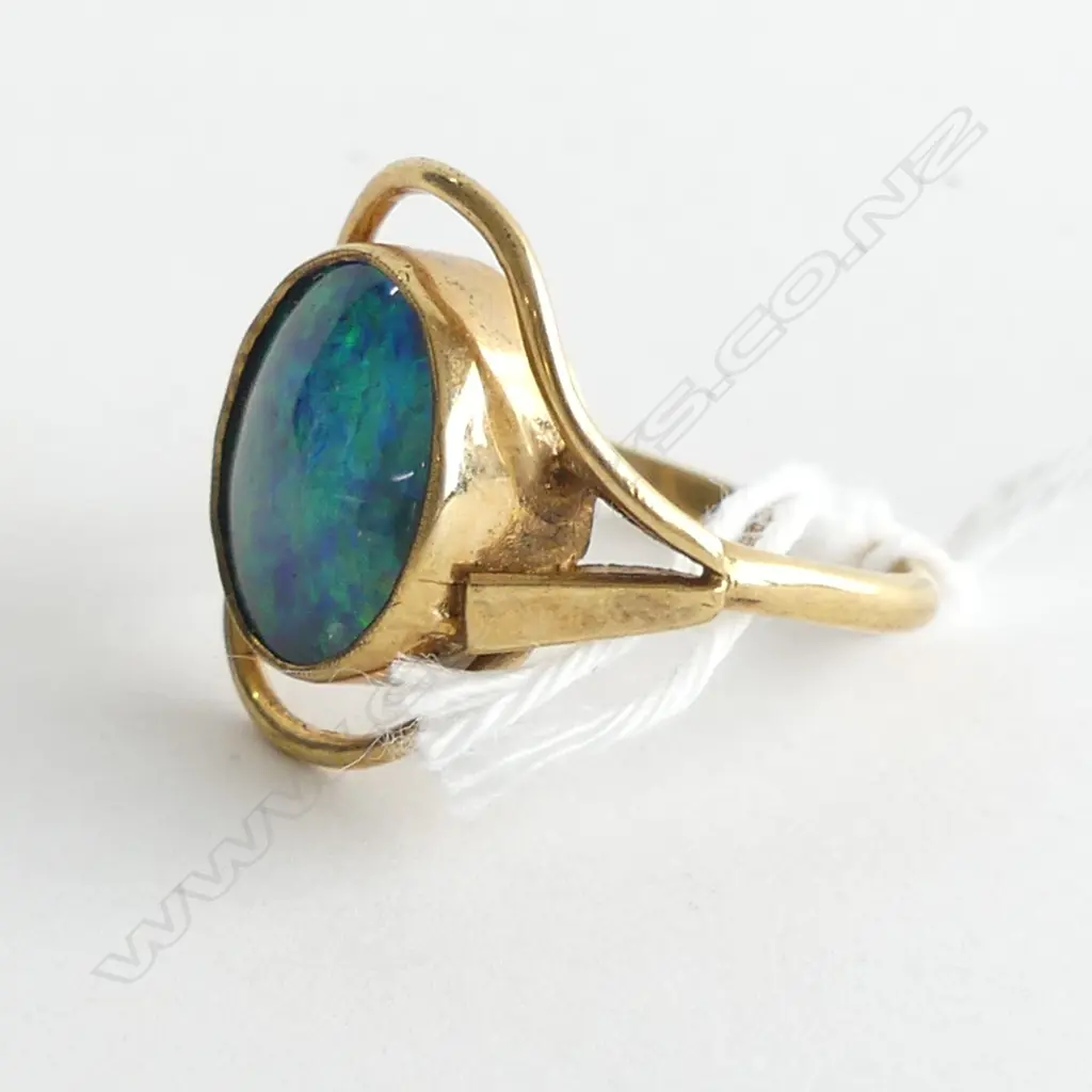 9CT GOLD RING OPAL DOUBLET PANEL SCROLLING FRAME 3.58gms Image 1++