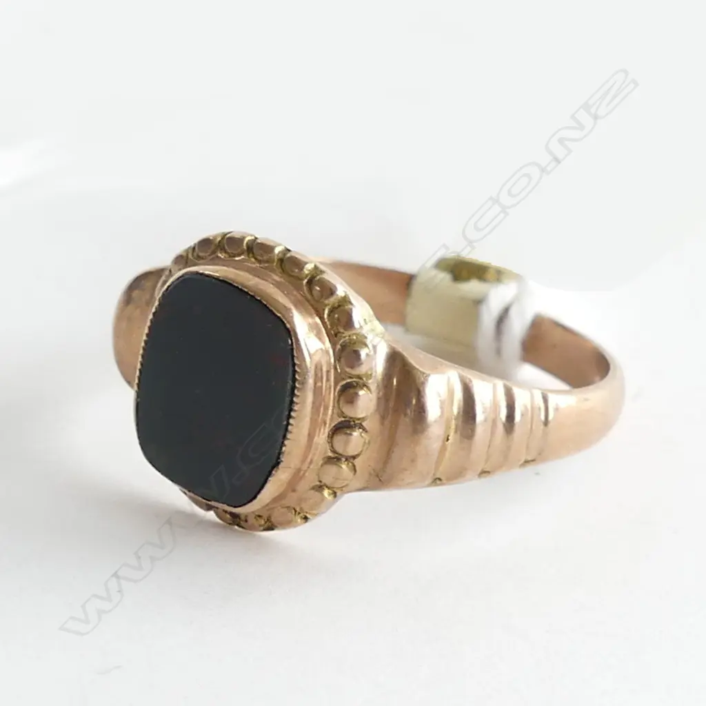9CT GOLD RING WITH BLOODSTONE PANEL 4.20gms Image 1++