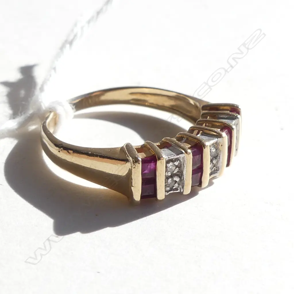 9CT GOLD DIAMOND & RUBIES BAND RING 2.7GMS Image 1++