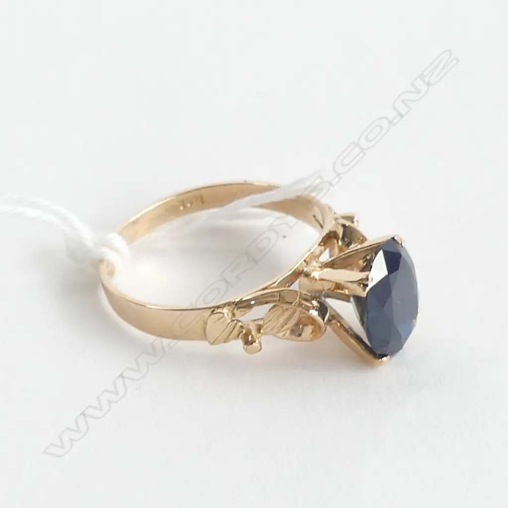 14CT & OVAL SAPPHIRE RING, UK RING SIZE 'P', 3gm Image 1++