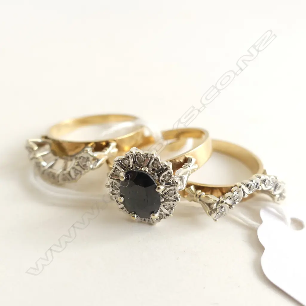 9ct GOLD SAPPHIRE & DIAMOND RING w FLANKING DIAMOND RINGS MAKING A HALO. TOTAL 8.3gm. 3 RINGS SIZES P½ Image 1++