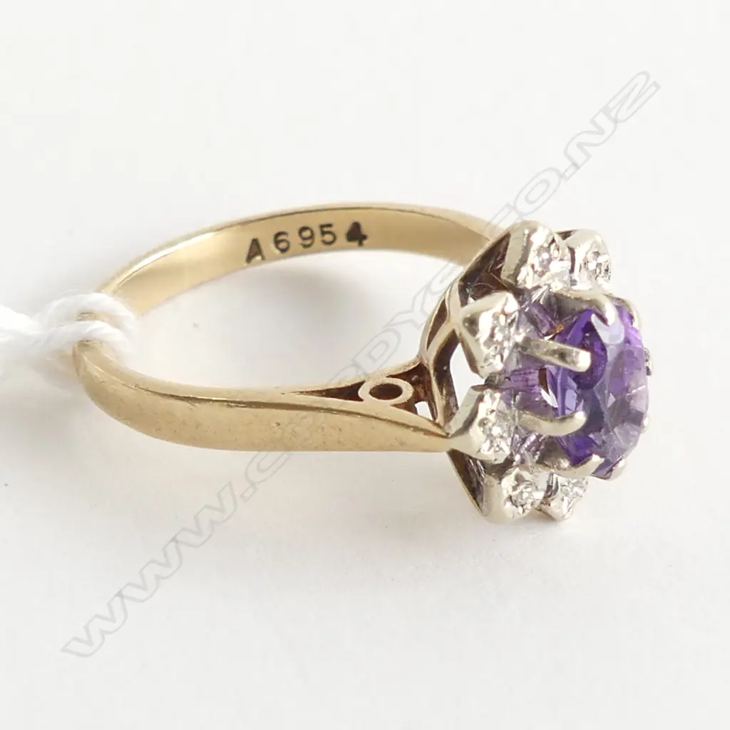 (63) 9CT GOLD AMETHYST & DIAMOND CLUSTER RING 3.4gm Image 1++