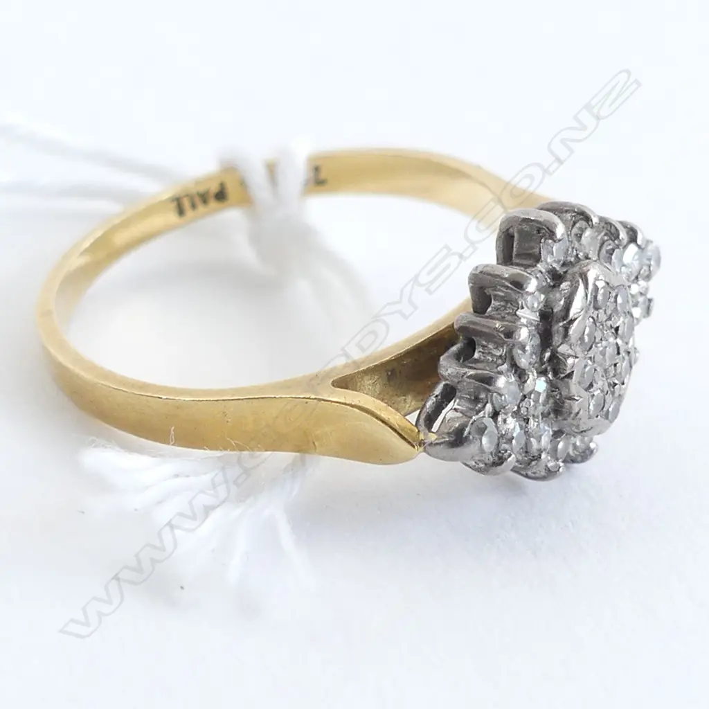 18CT & DIAMOND CLUSTER RING C1920/1950 3.1gms Image 1++