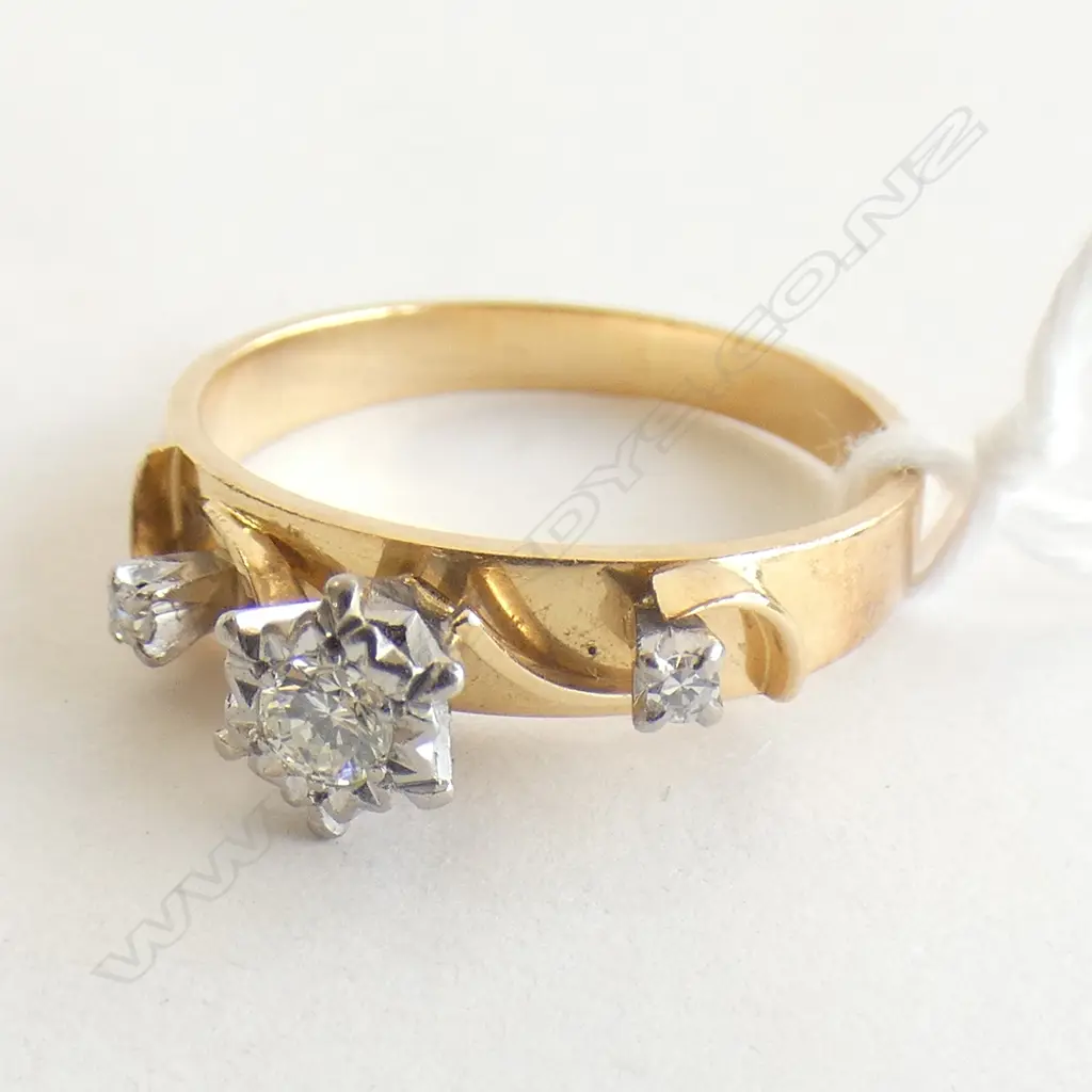 18ct gold three diamond ring Image 1++