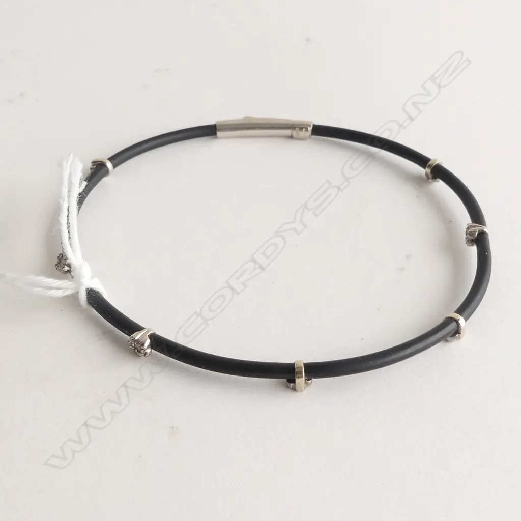 18CT WHITE GOLD & BLACK RUBBER BRACELET w. DIAMONDS Image 1++