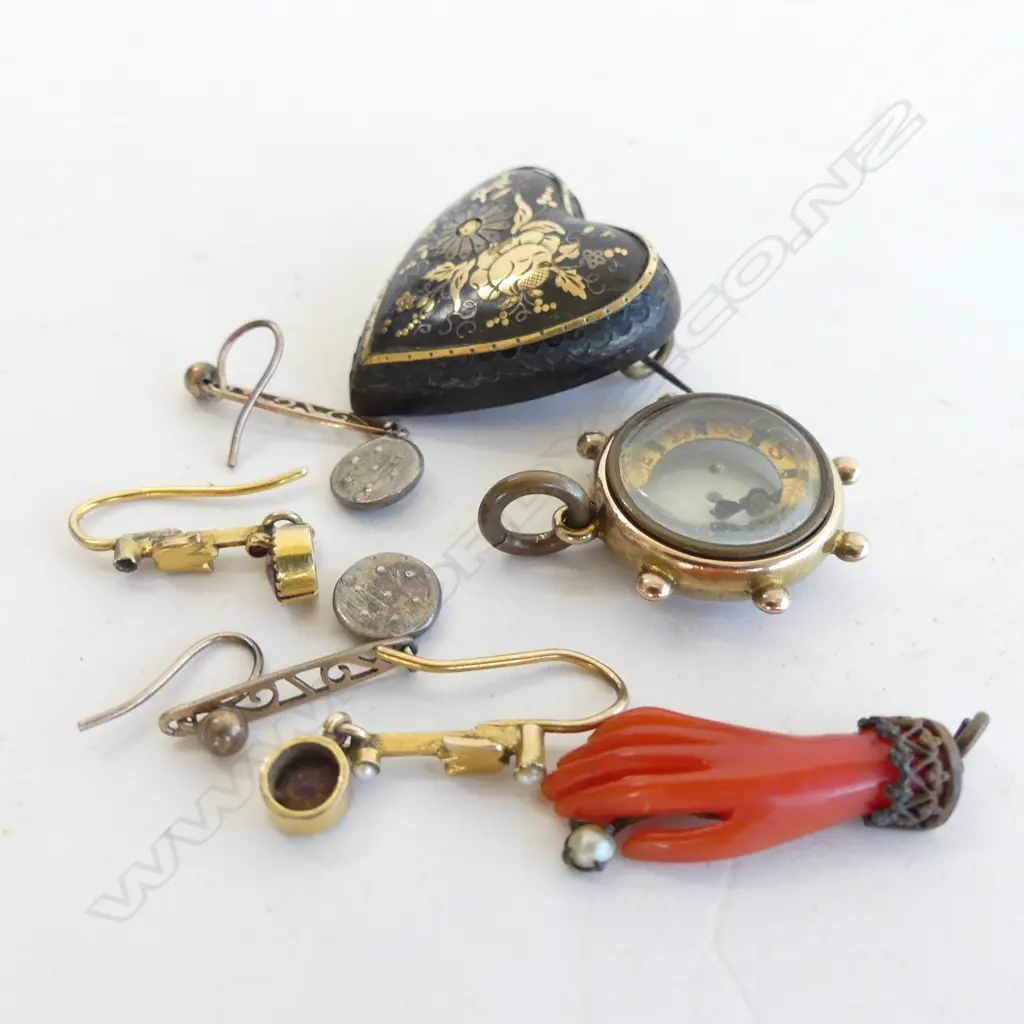 ASST. 9CT GOLD JEWELLERY; COMPASS PENDANT AF, 2 PRS EARRINGS, HEART BROOCH, RED PLASTIC HAND Image 1++