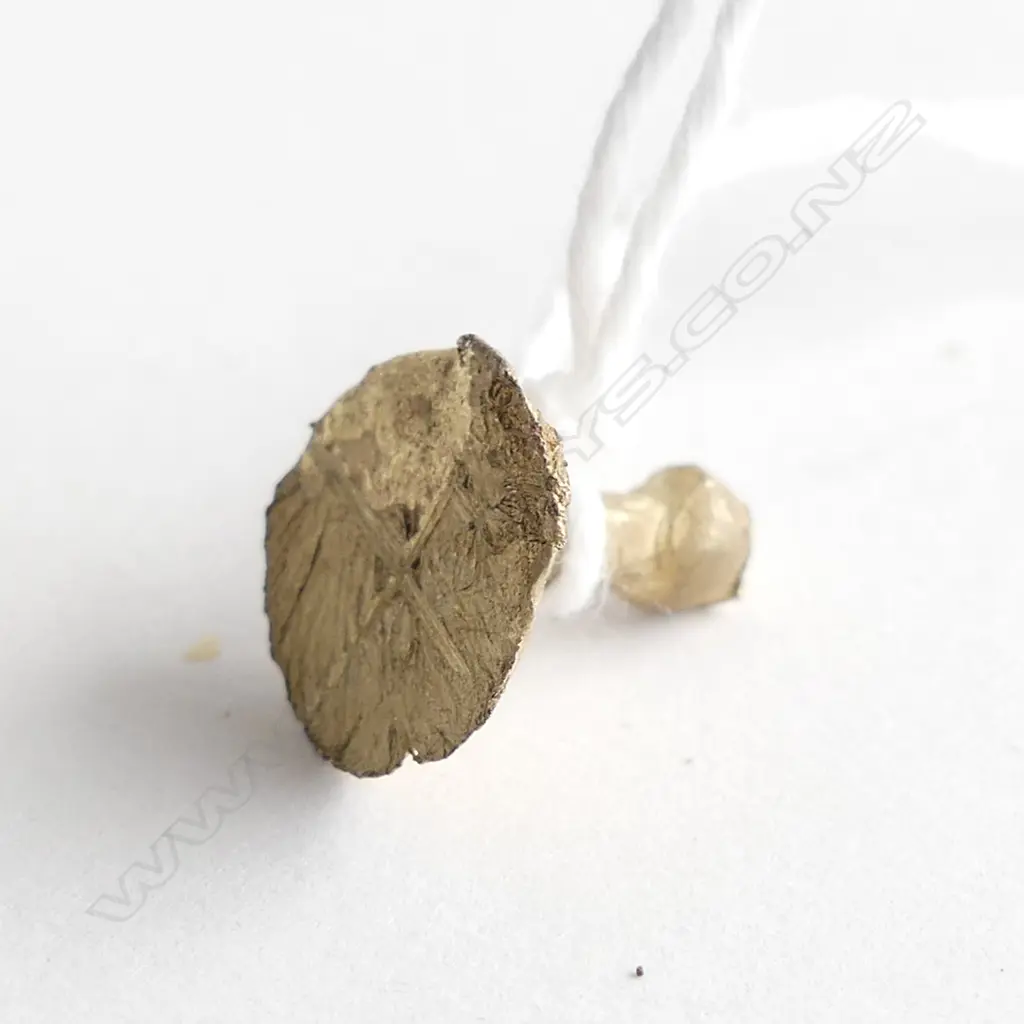 18ct GOLD CUT-OFF MOLD PCE TESTED 3.15gms Image 1++