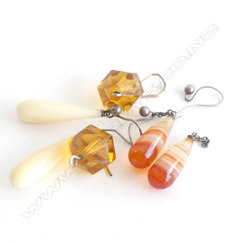 3 PRS VINTAGE EARRINGS. BANDED AGATE. IVORY 1 HOOK MISSING. AMBER GLASS Image 1++
