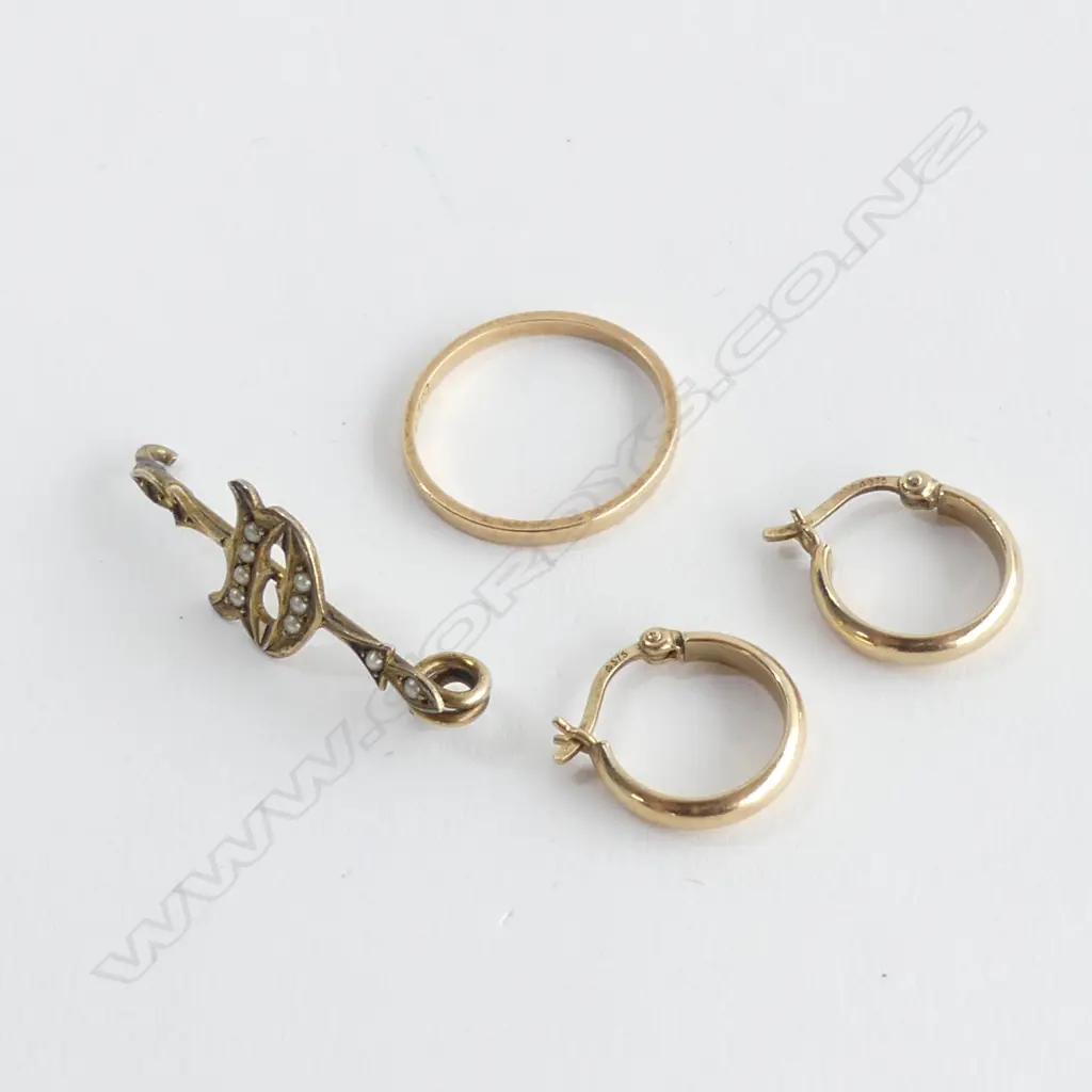 18CT GOLD RING 1.4gm + 9CT PR EARRINGS & BROOCH A.F 2.25gm Image 1++