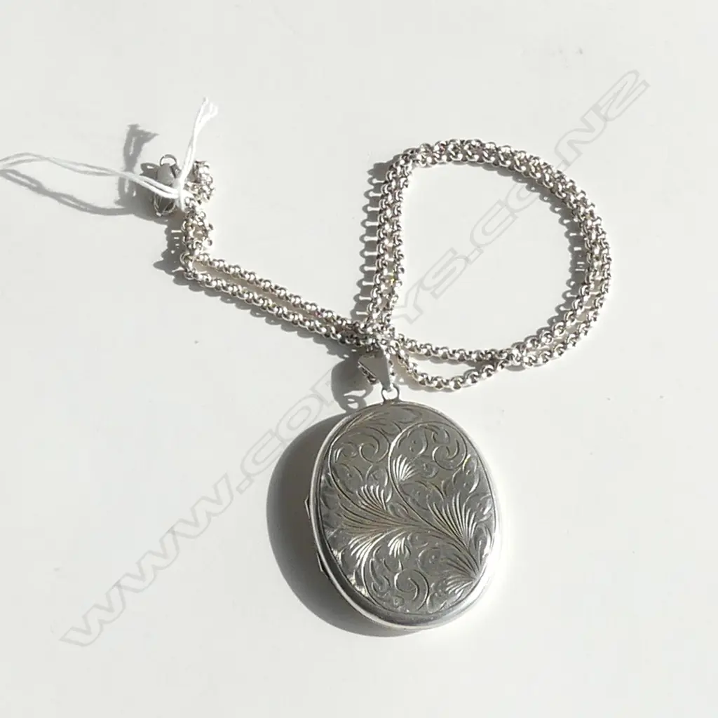 SILVER ENGRAVED LOCKET ON SILVER CHAIN L.600mm  Image 1++
