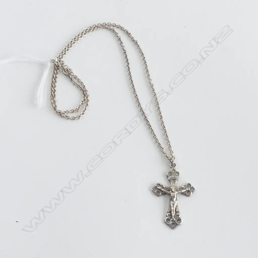 SILVER CRUCIFIX ON CHAIN Image 1++