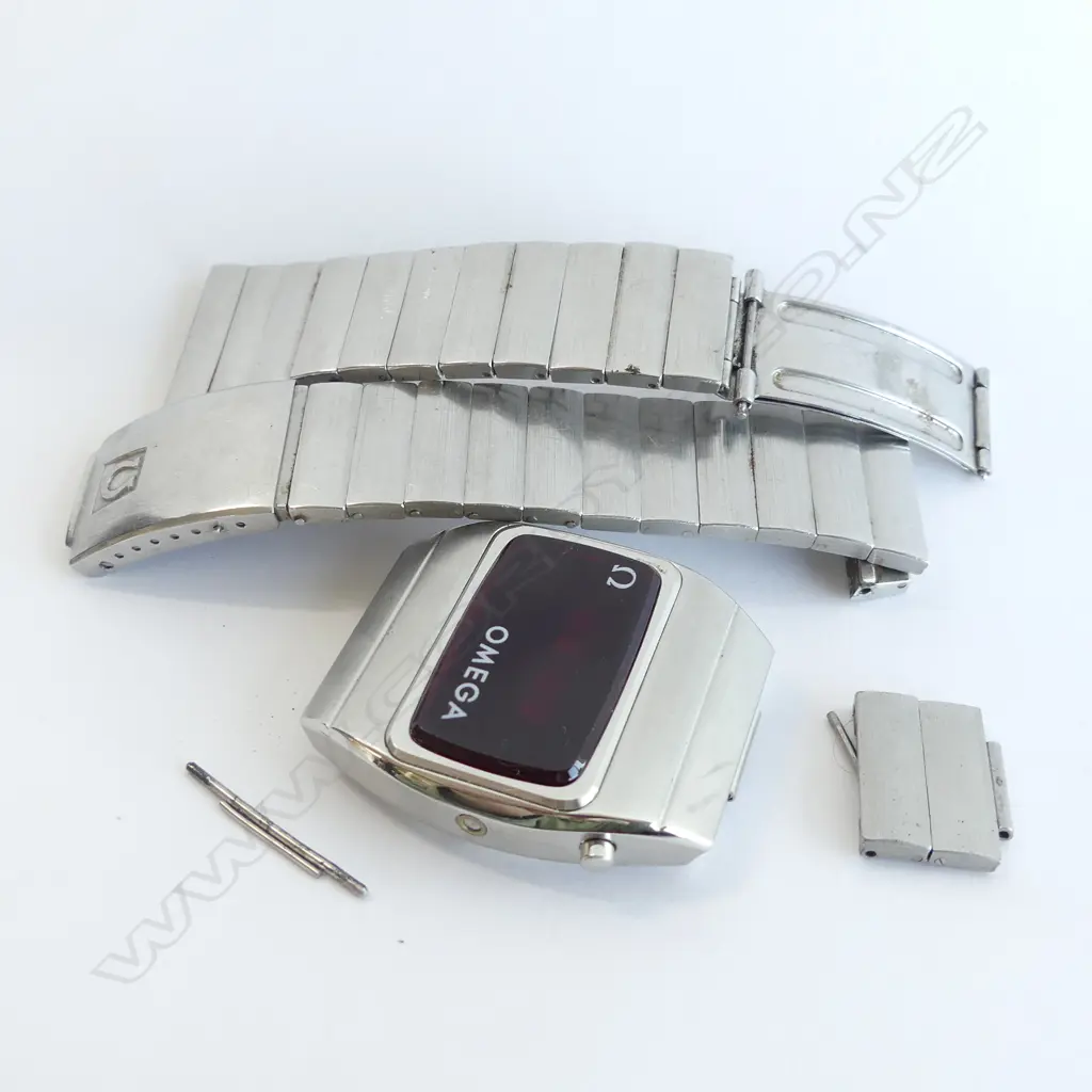 OMEGA RED LED GENTS WATCH C1970 nor running Image 1++
