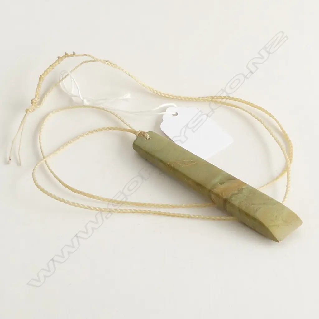 PALE POUNAMU TOKI PENDANT ON CORD L.95mm Image 1++