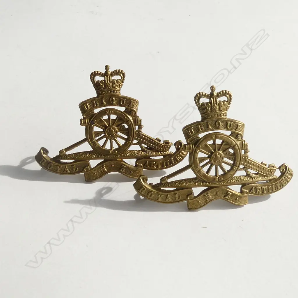 2 NZ WWII ARTILERY GILT BADGES Image 1++