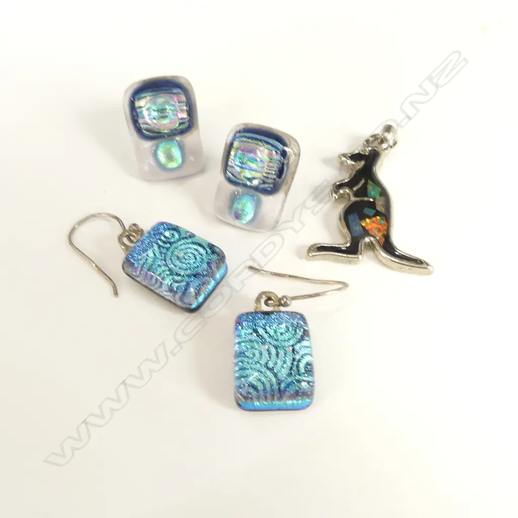 KANGAROO PENDANT WITH OPAL PIECES + 2 PR PAUA SHELL EARRINGS  Image 1++