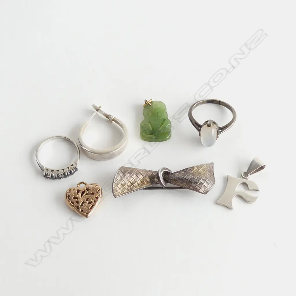 ASST SILVER & OTHER JEWELLERY. RINGS BROOCHES... Image 1++