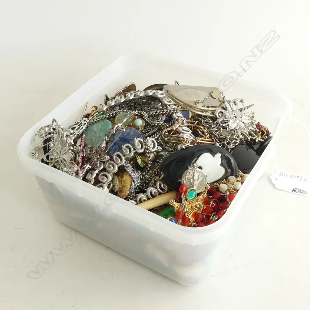 BOX ASST. COSTUME JEWELLERY Image 1++