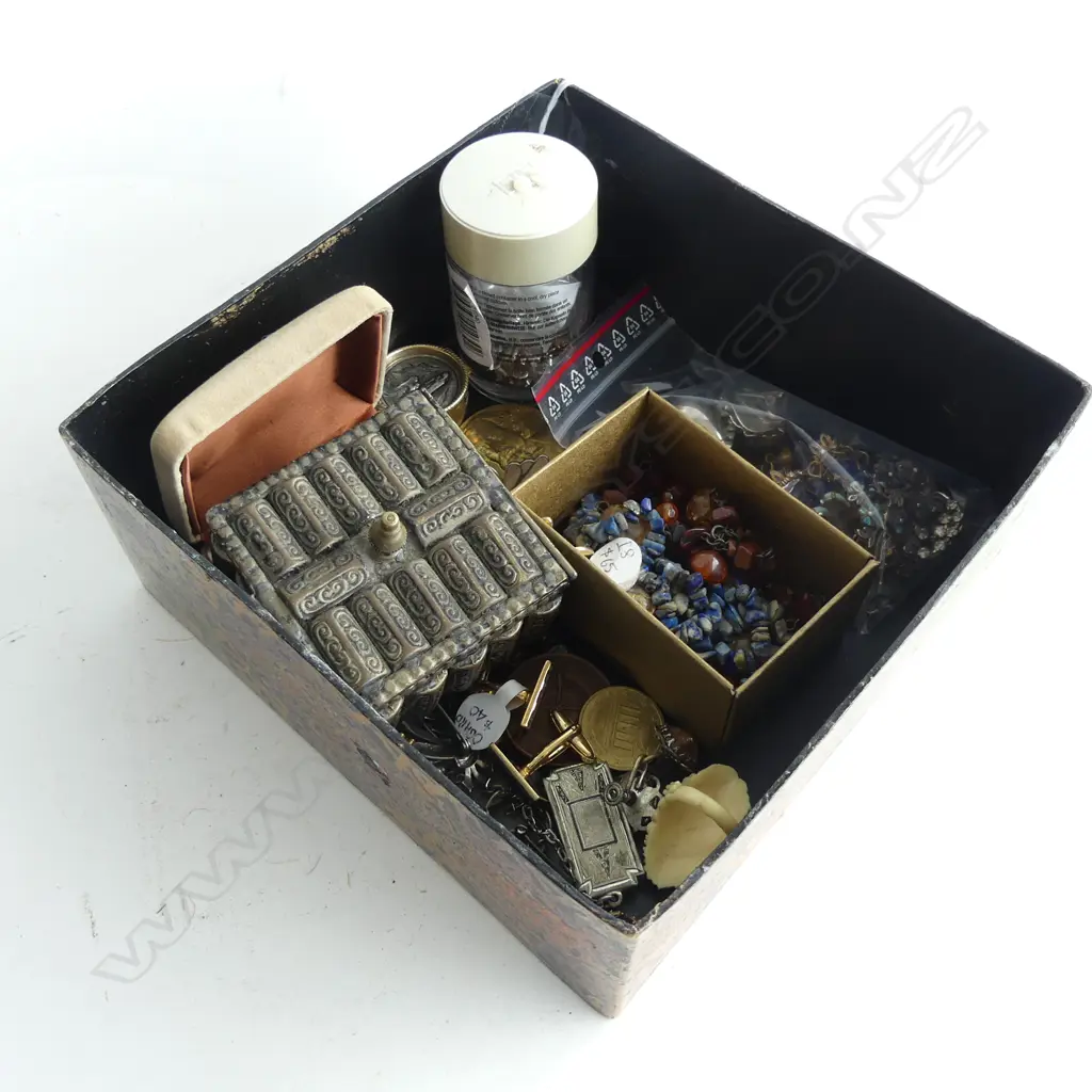 BOX OF COSTUME JEWELLERY Image 1++
