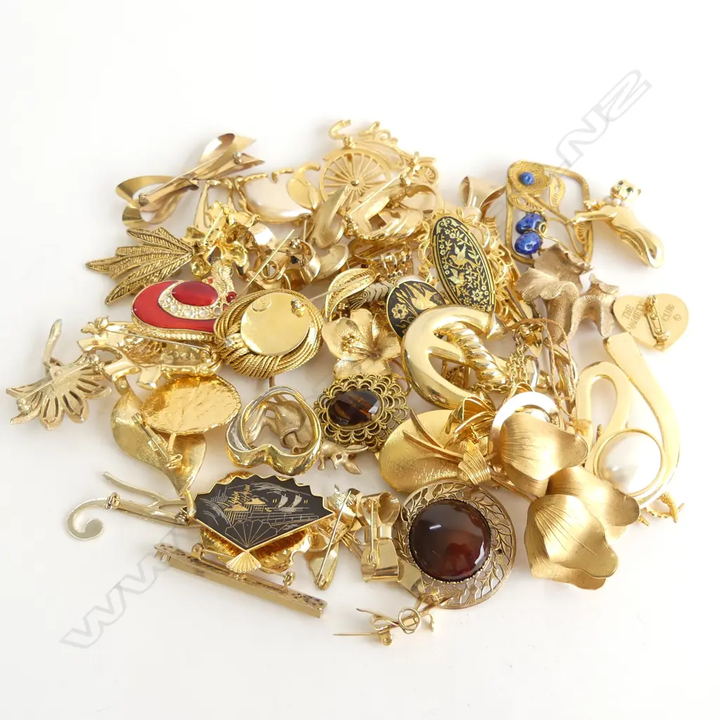 GOLD TONE COSTUME BROOCHES Image 1++