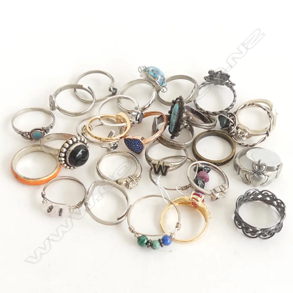 30 ASST. SMALL COSTUME RINGS Image 1++