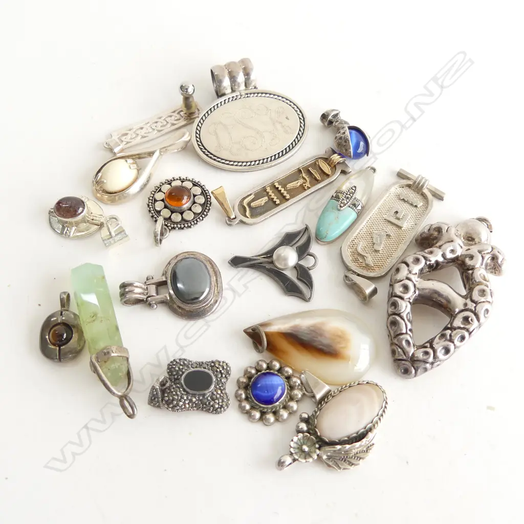 18 ASST. STG PENDANTS 87 GRAMS Image 1++