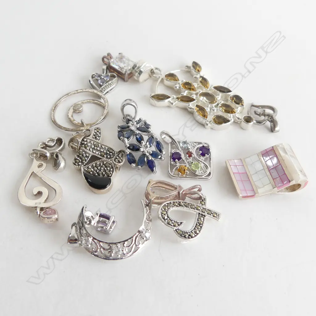 14 STG & COLOURED STONE PENDANTS 45 GRAMS Image 1++