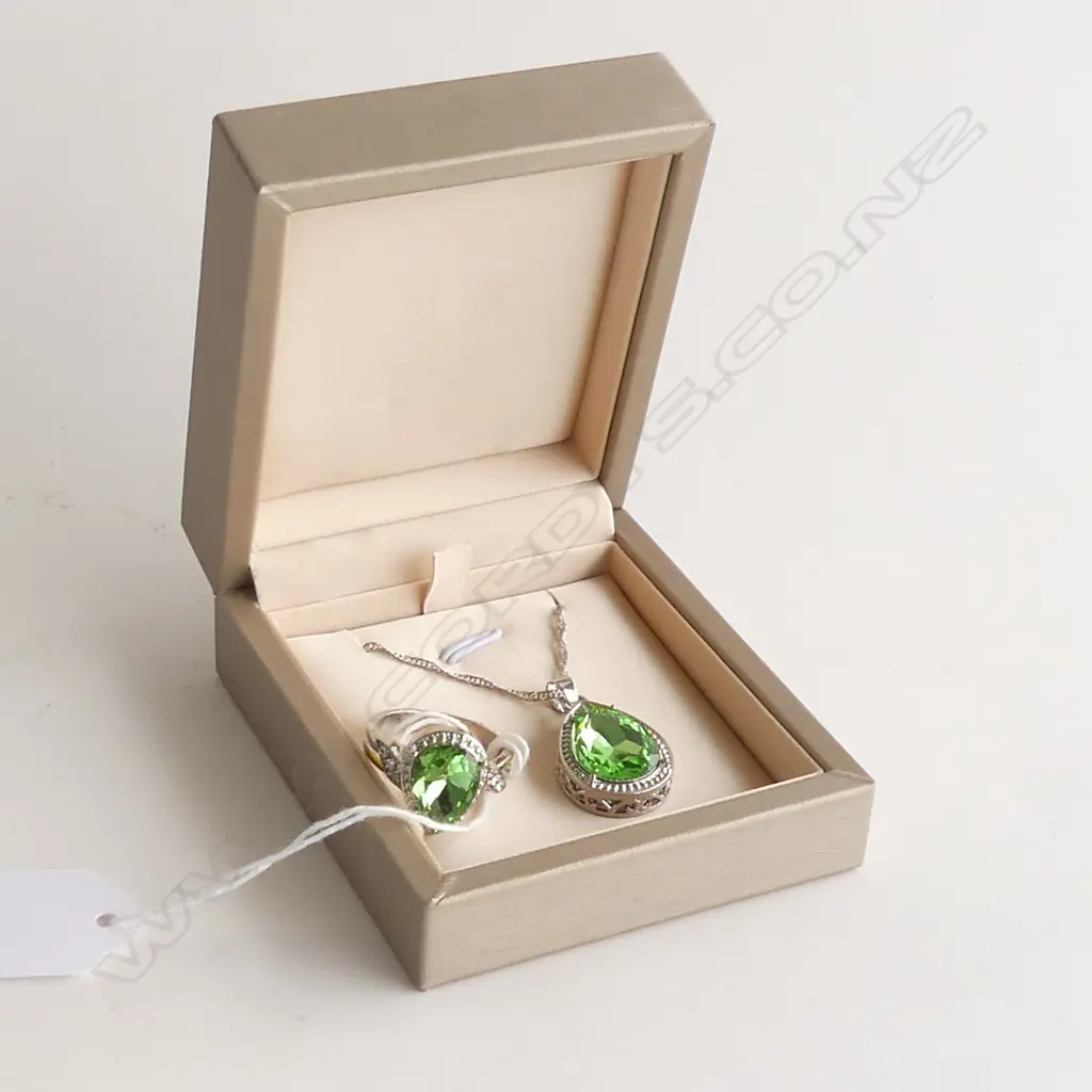 FAUX PERDIOT RING AND PENDANT SET Image 1++