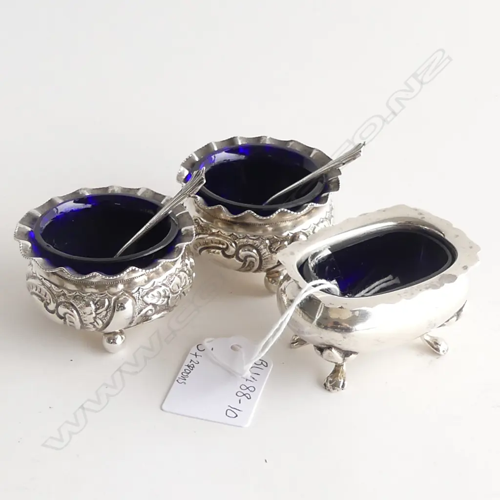 3 BLUE GLASS LINED STG SILVER SALTS & 2 SPOONS TOTAL SILVER WGT 81.1GMS Image 1++