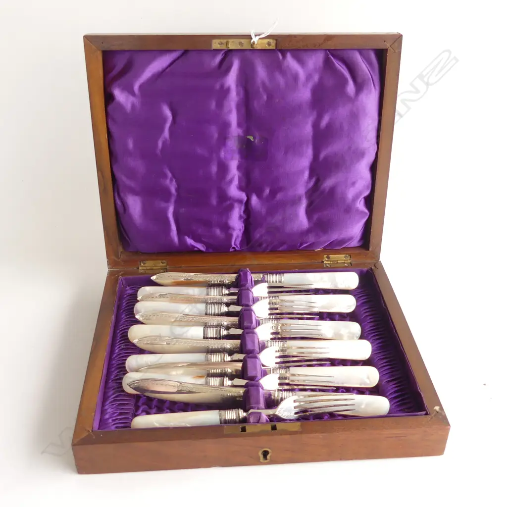 12 PCE ANTIQUE MOP HANDLED FRUIT SET, CASED Image 1++