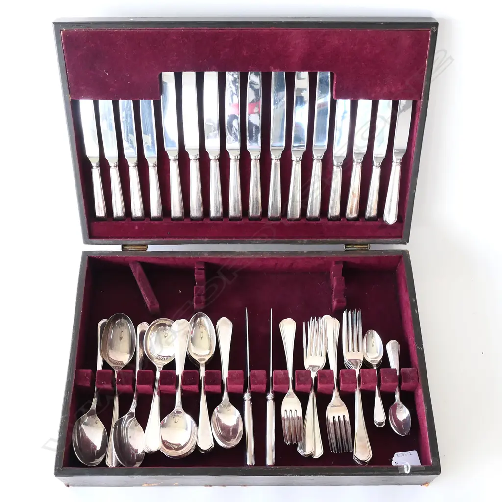 WALKER & HALL CUTLERY CANTEEN, 8 PC SERVINGS PLUS EXTRAS CASE A/F Image 1++