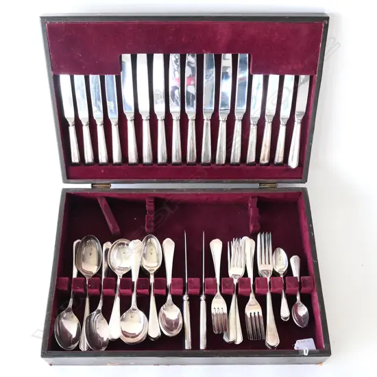 WALKER & HALL CUTLERY CANTEEN, 8 PC SERVINGS PLUS EXTRAS CASE A/F