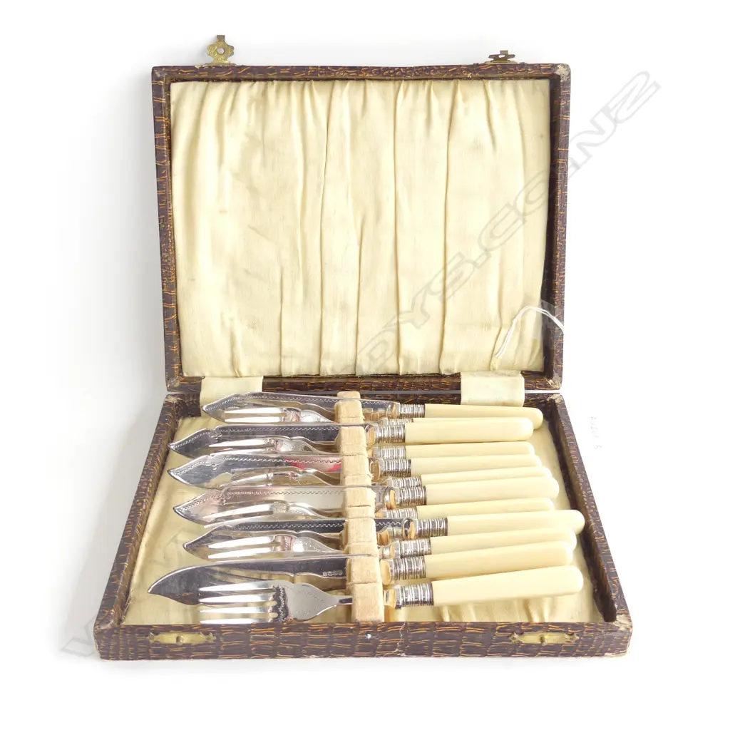 BOXED BONE HANDLED SILVER PLATE 12 PC FISH KNIFE & FORK SET Image 1++