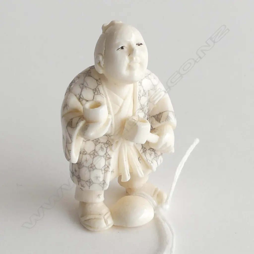 FINELY CARVED IVORY NETSUKE,  ORIENTAL MAN WITH PIPE & BOWL, H. 50MM Image 1++
