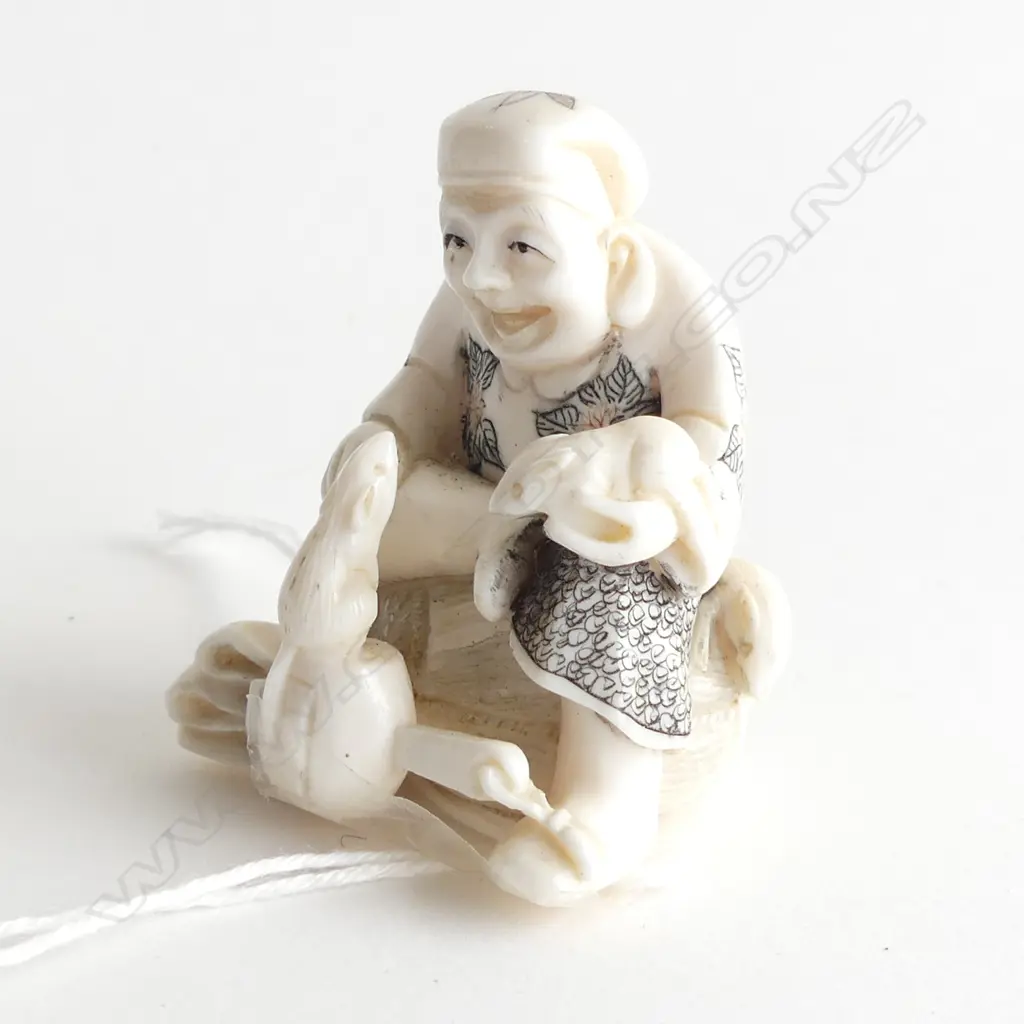 FINELY CARVED IVORY NETSUKE, ORIENTAL MAN WITH 2 RATS H. 40MM Image 1++
