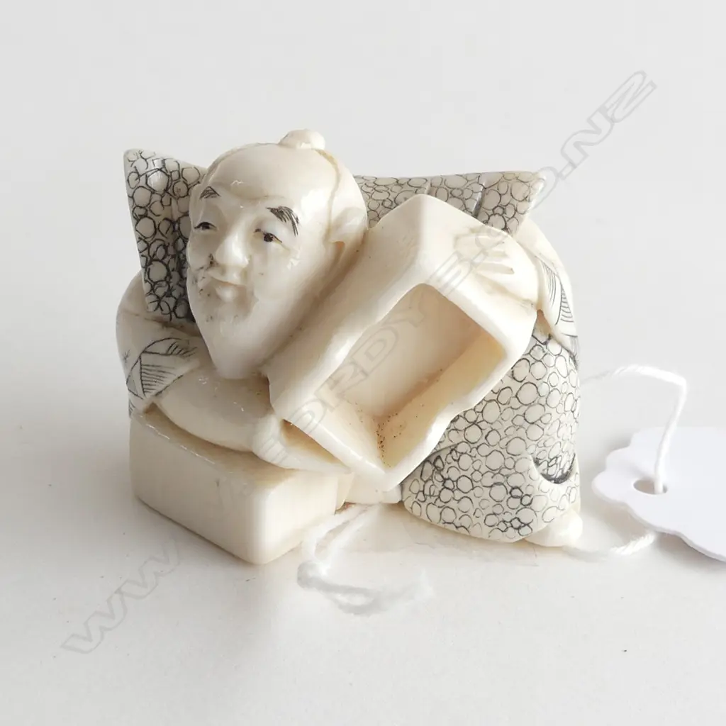 FINELY CARVED IVORY NETSUKE, ORIENTAL ROBED MAN WITH BOX, L 40MM Image 1++