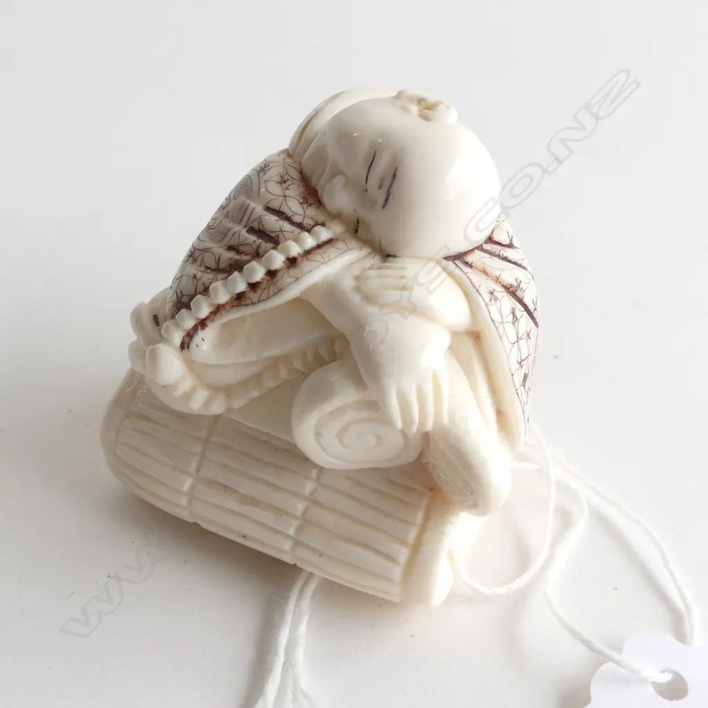 FINELY CARVED IVORY NETSUKE - BOY SLEEPING H. 45MM Image 1++