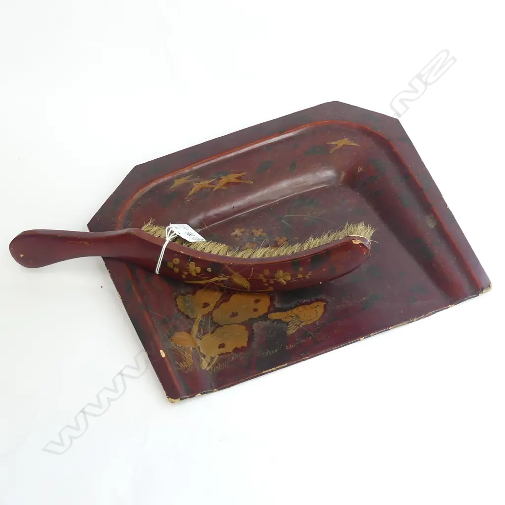 VINTAGE RED & GILT LACQUER CRUMB TRAY & BRUSH Image 1++