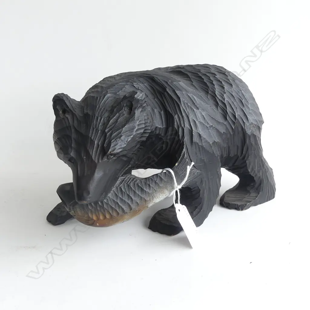 CARVED WOODEN JAPANESE BROWN BEAR WITH SALMON L. 210MM Image 1++