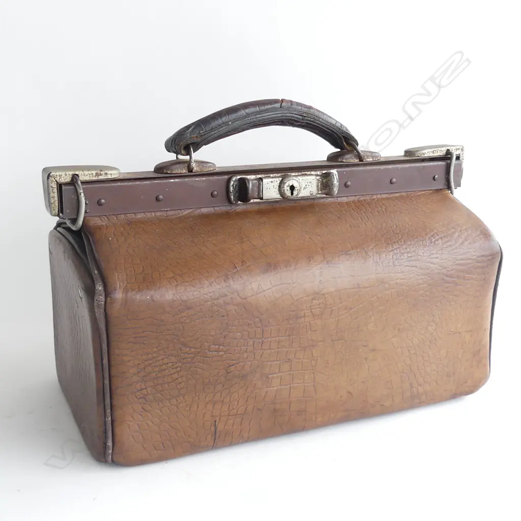 VINTAGE BROWN LEATHER DOCTORS BAG H. 230 x W. 360mm Image 1++