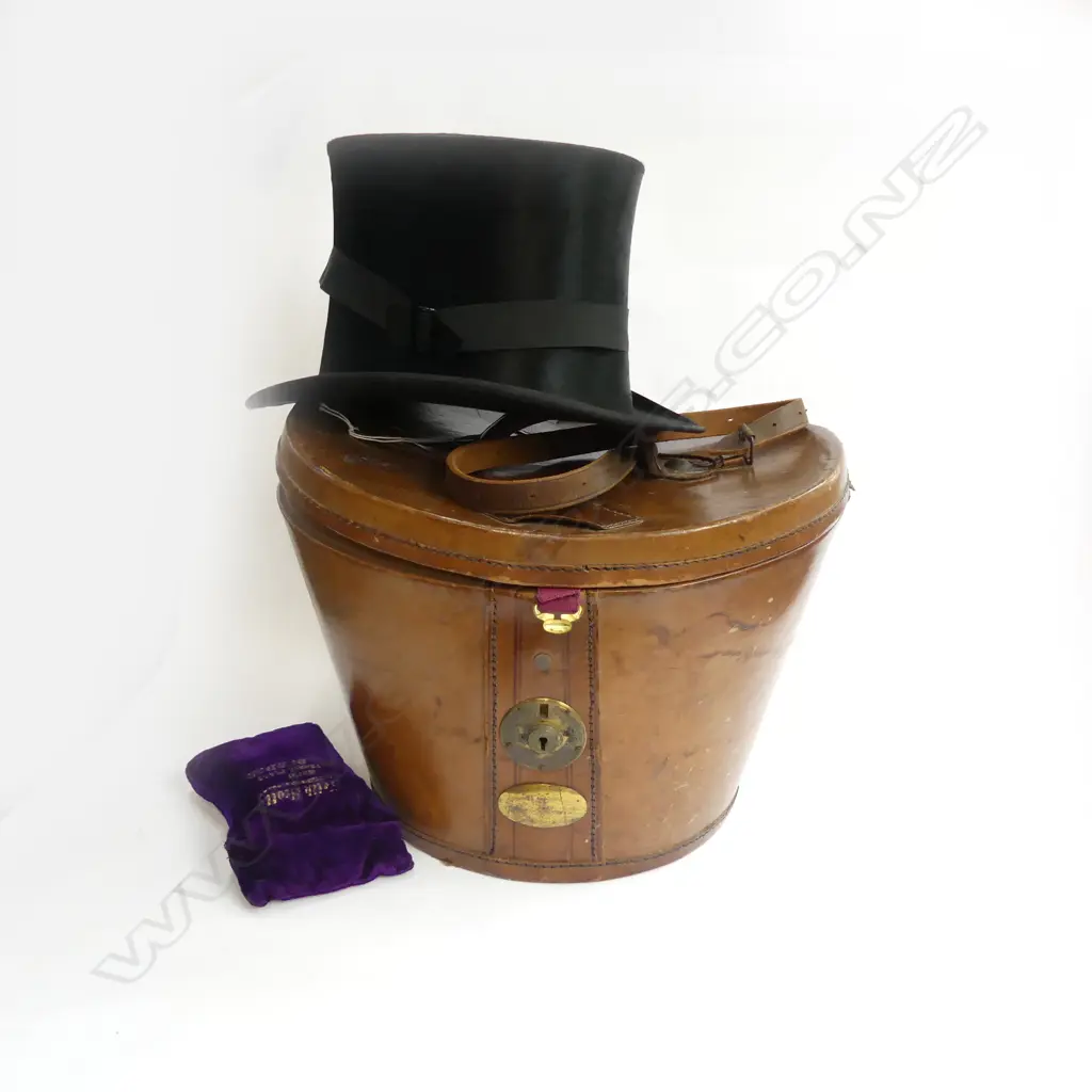 SILK TOP HAT; 1907 LINCOLN BENNETT & Co. LONDON + LEATHER CASE W.360mm Image 1++