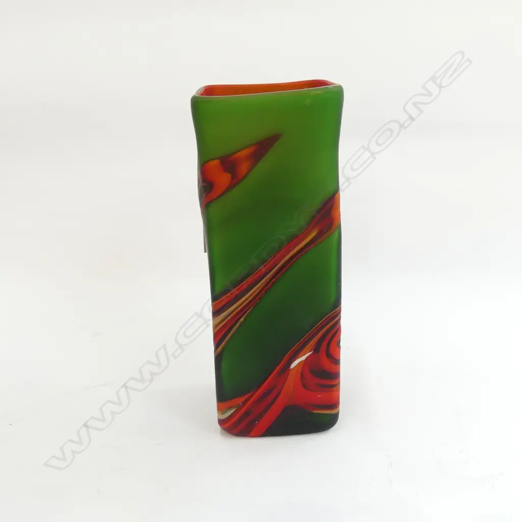 GARY NASH RECTANGULAR GLASS VASE; GREEN w. RED OVERLAY H.190mm Image 1++