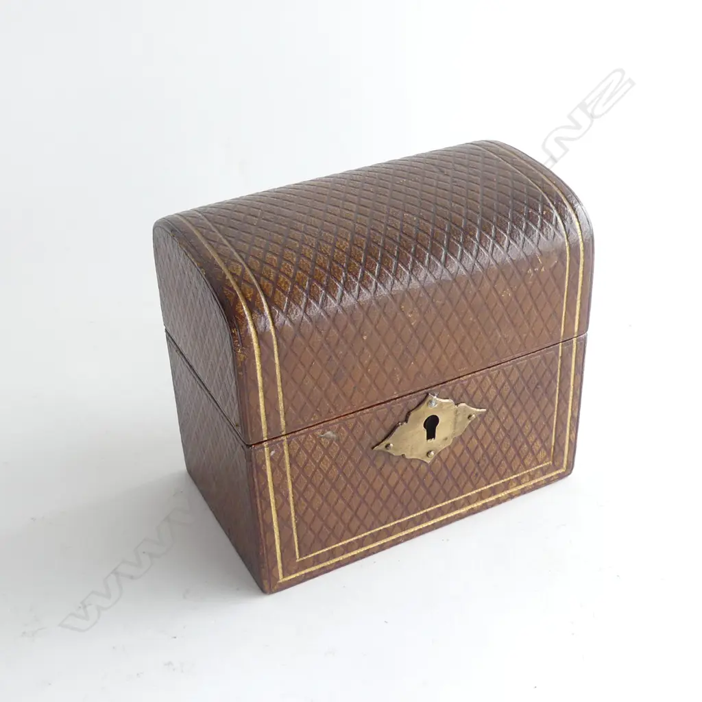SMALL VICT LEATHER CASKET w 1 GLASS PERFUME BOTTLE (1 ABSENT)  Image 1++