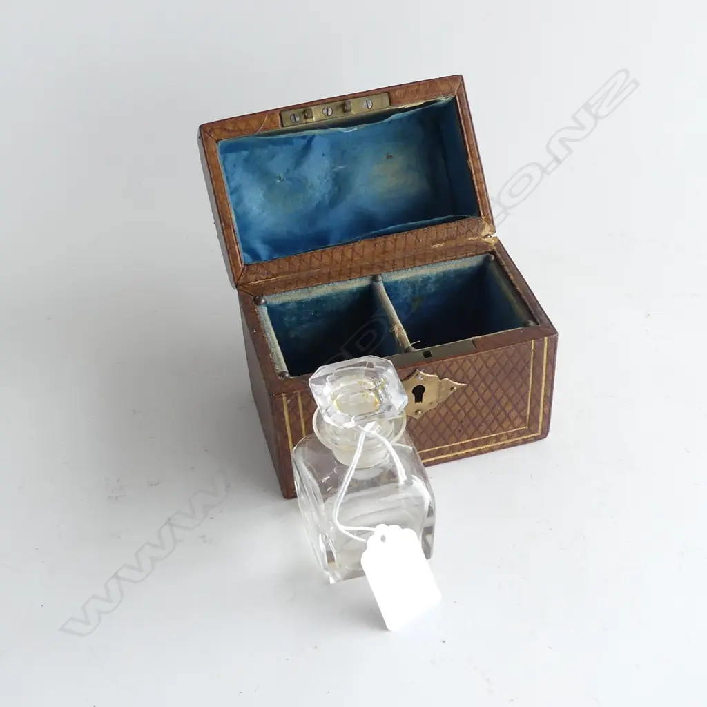 SMALL VICT LEATHER CASKET w 1 GLASS PERFUME BOTTLE (1 ABSENT)  Image 1++
