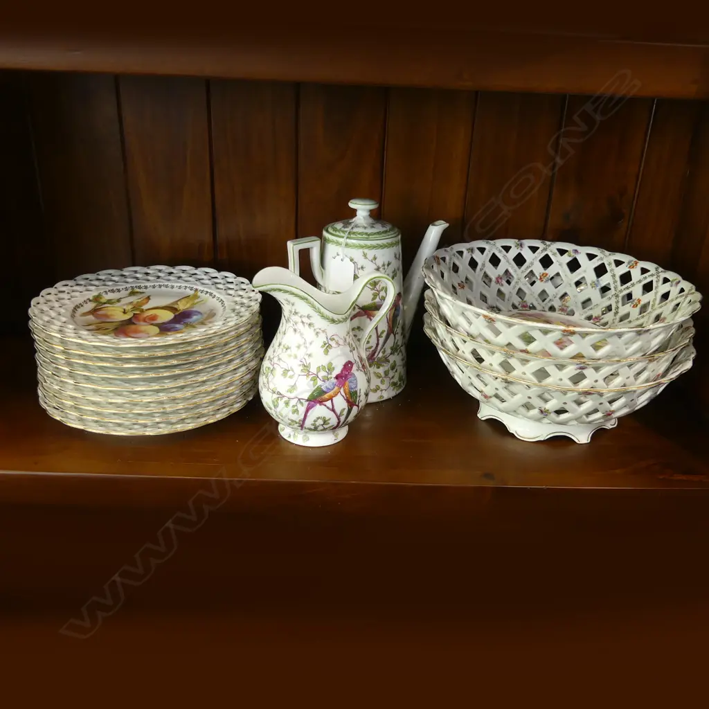 14 PCES BAVARIAN CHINA; 9 PLATES (1 AF), 3 BOWLS + COFFEE POT & JUG H.200mm Image 1++