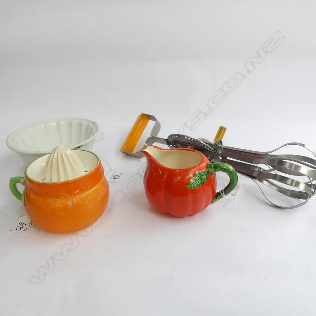 4 PCE VINTAGE KITCHENALIA FRUIT JUG, LEMON SQUEEZER, JELLY MOULD & WHISK Image 1++
