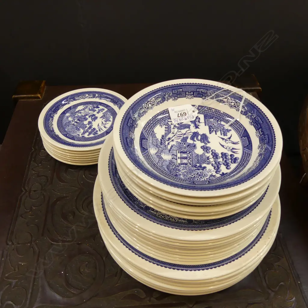 31 PCES BLUE WILLOW; 8 DINNER PLATES / 10 LUNCHEON / 7 SIDE PLATES / 6 CEREAL BOWLS Image 1++