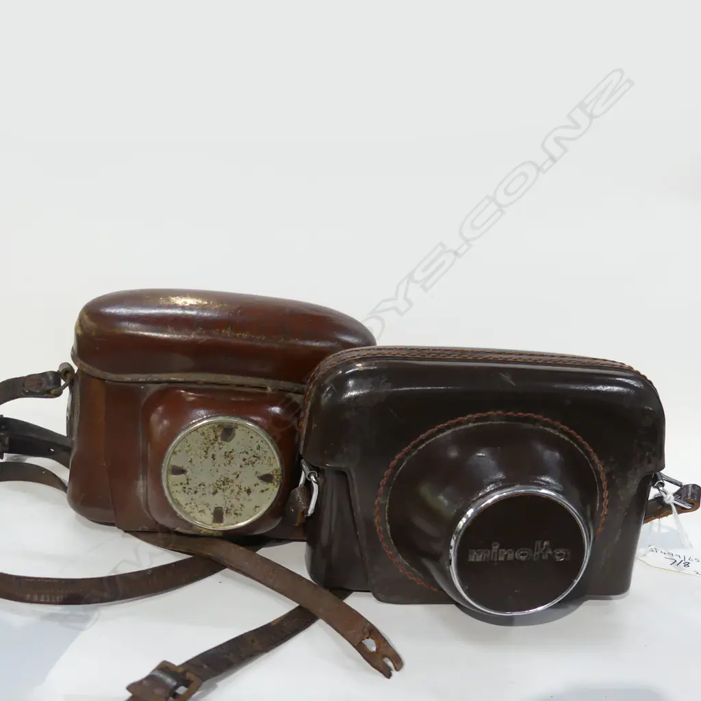 2 VINTAGE LEATHER CASED TRAVEL CAMERAS (1 MINOLTA) Image 1++
