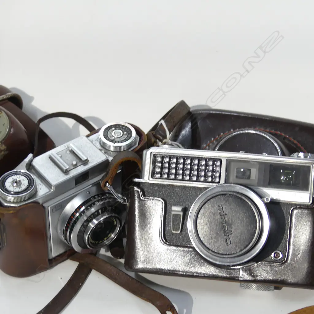 2 VINTAGE LEATHER CASED TRAVEL CAMERAS (1 MINOLTA) Image 1++